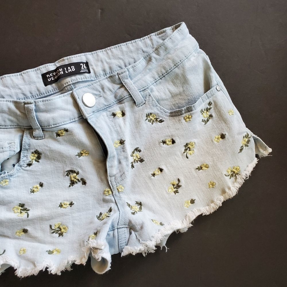 Design Lab Floral Cutoff Jean Shorts - Picture 6 of 9